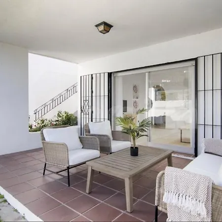 2 Bedroom Flat In Nueva Andalucia Apartment *